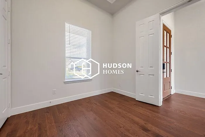 4 bed, 2.5 bath, 2404 sqft, $2,915 — Photo 3
