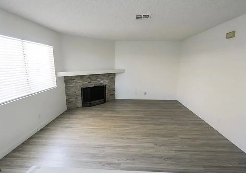 1st image of 925 Falconhead Ln