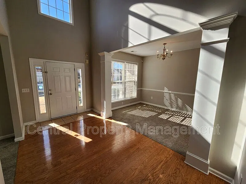 4 bed, 2.5 bath, 2497 sqft, $2,200 — Photo 2