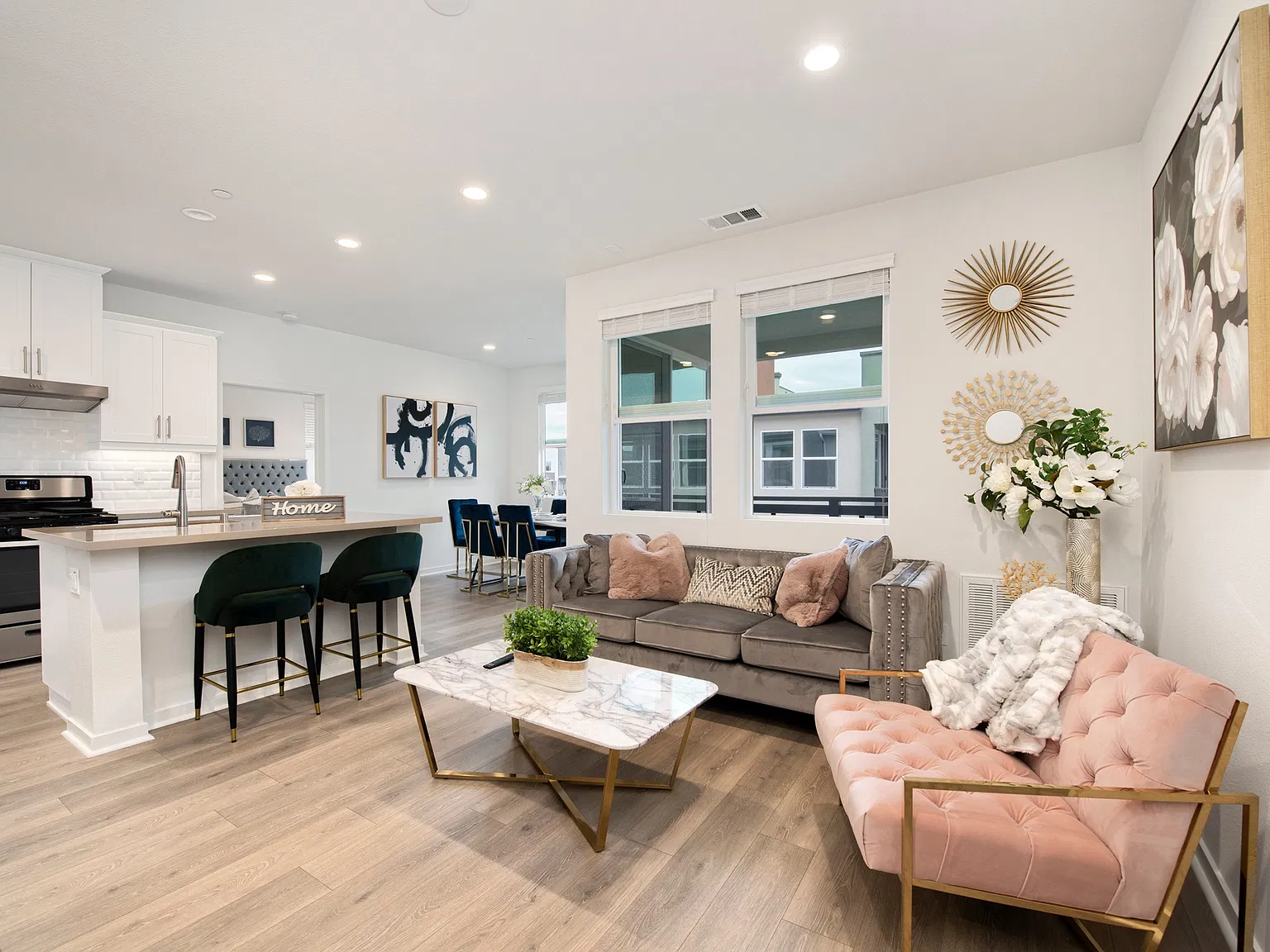 2 bed, 950 sqft, $4,500 — Photo 2