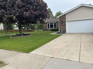 3301 W Bretons Dr, McHenry, IL 60050