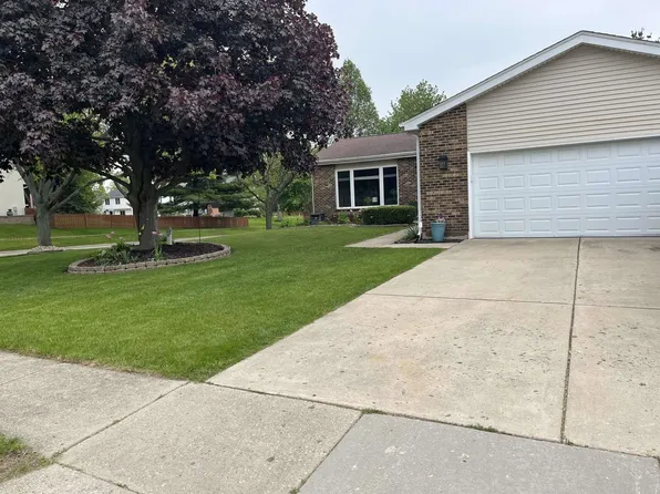 3301 W Bretons Dr, McHenry, IL 60050