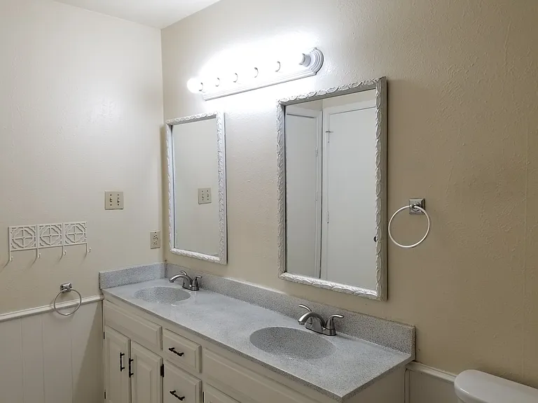 2424 Lakeview Cir — Photo 9