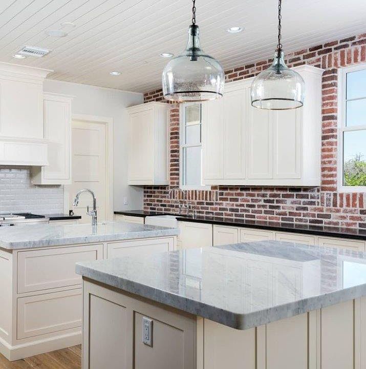 Kitchen with 2 lrg islands