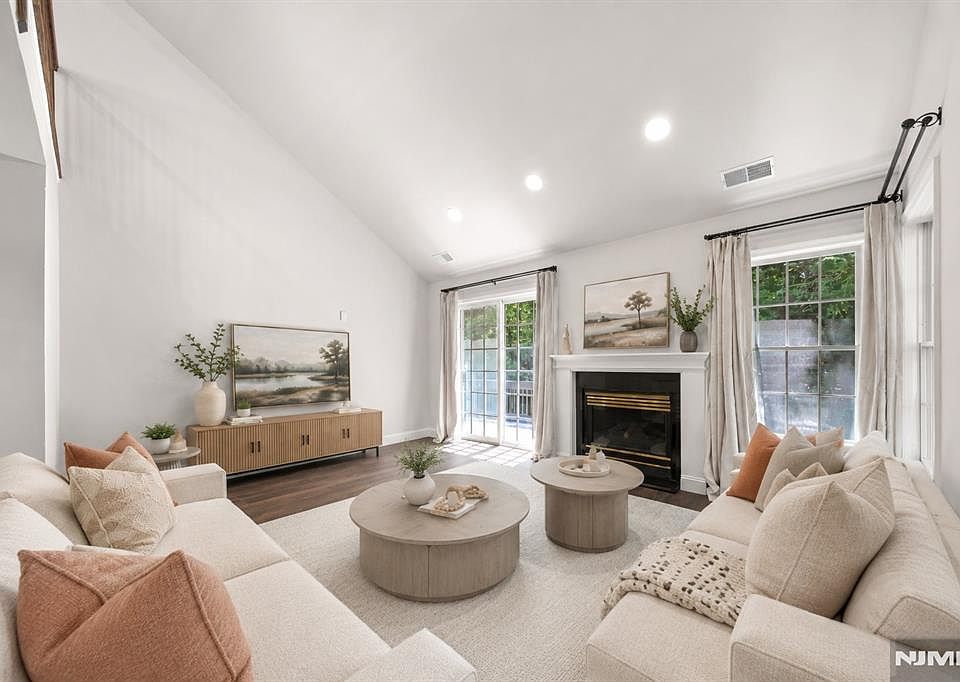 1st image of 25 Woods Edge Rd #25