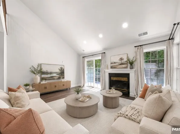 25 Woods Edge Rd #25, Westwood, NJ 07675