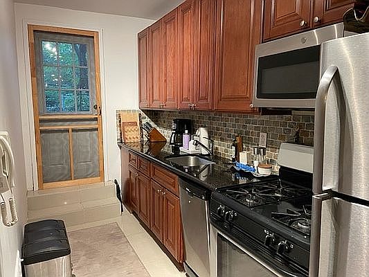 5th image of 632 President St APT 1