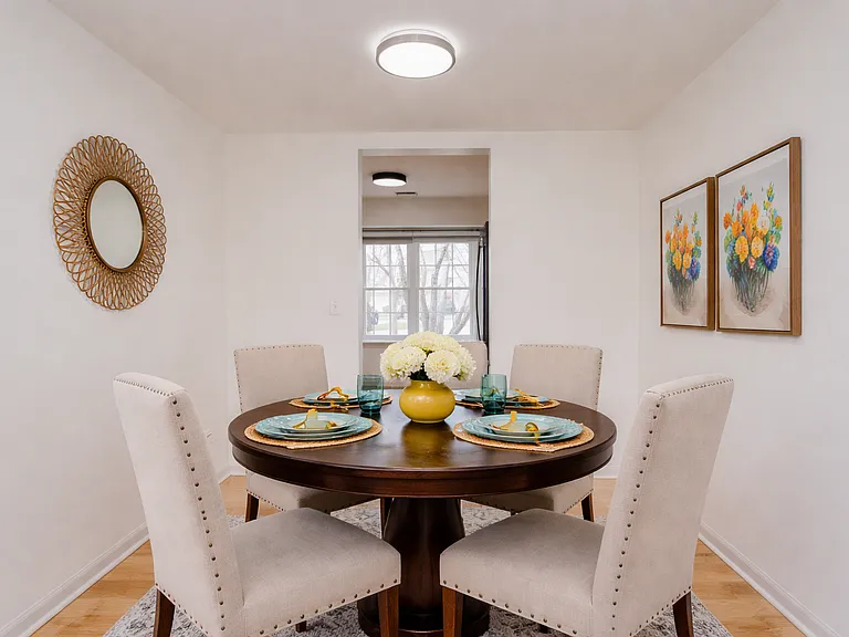 1217 N Village Dr — Photo 3