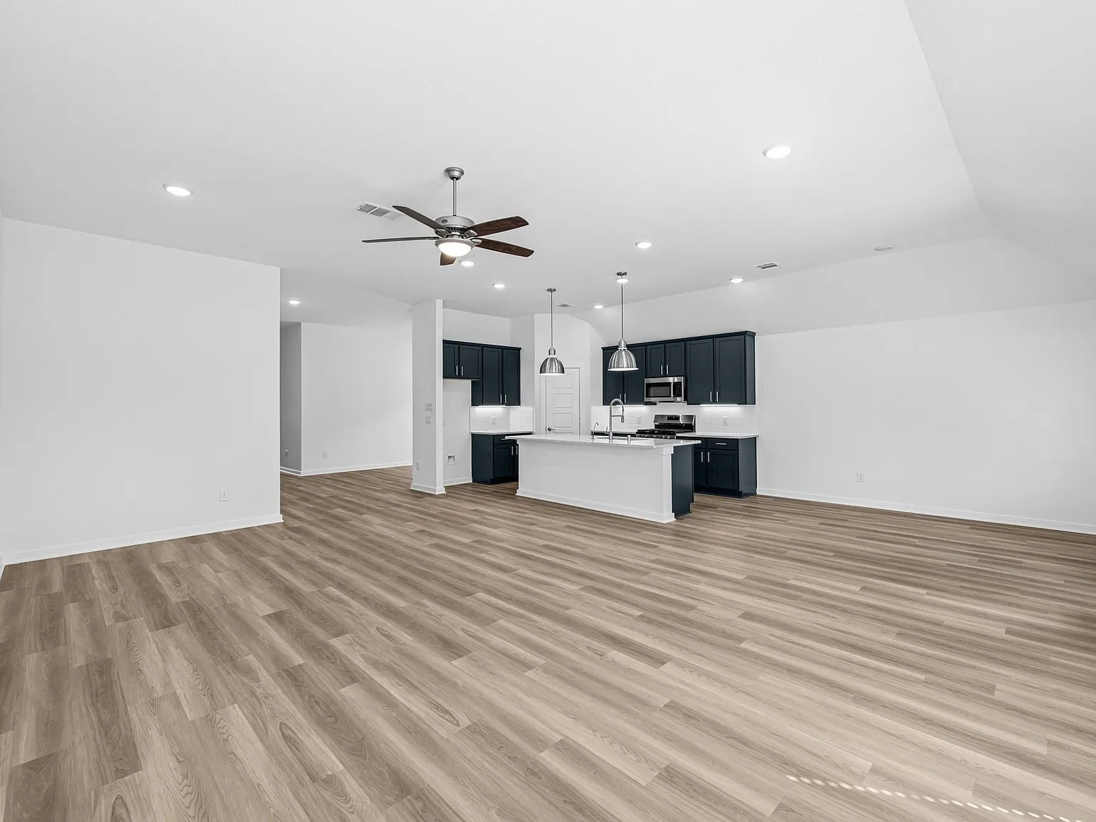 4 bed, 3.0 bath, 2090 sqft, $2,500 — Photo 3