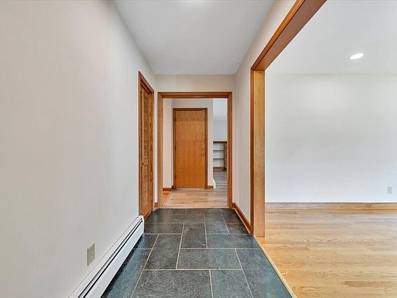 4th image of 830 Dexter Rd