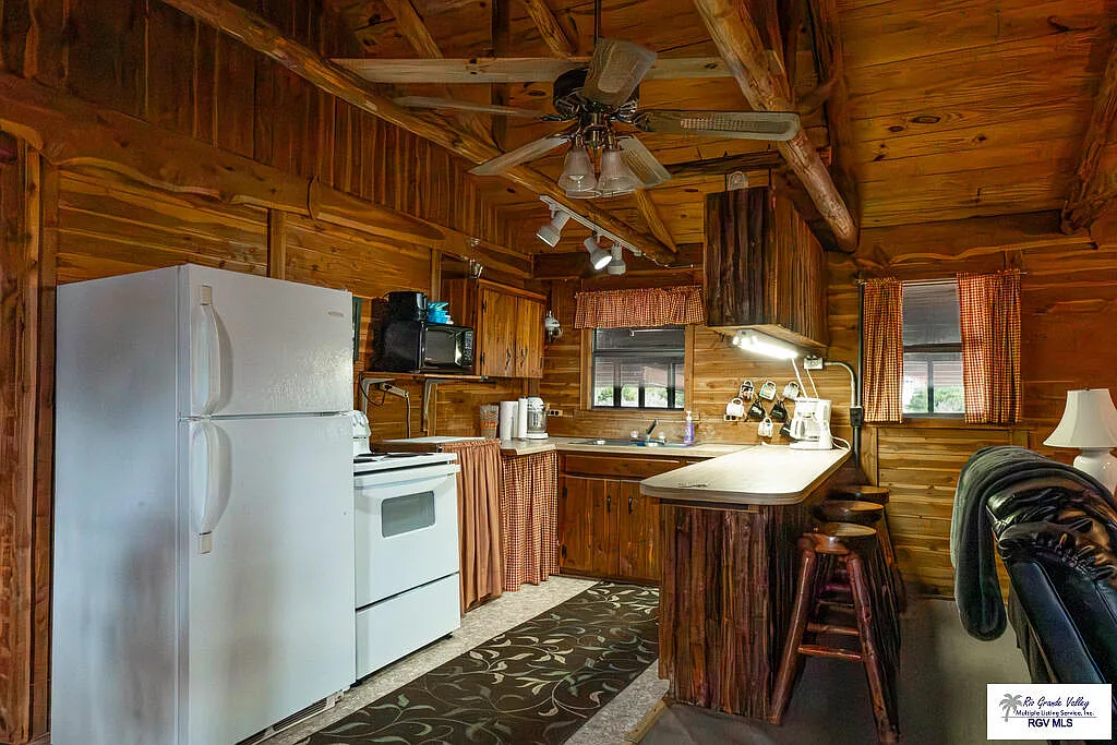 2 bed, 1.0 bath, 912 sqft, $1,600 — Photo 3