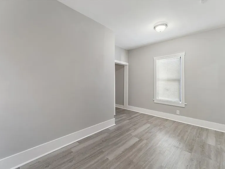 1020 W 37th St — Photo 11