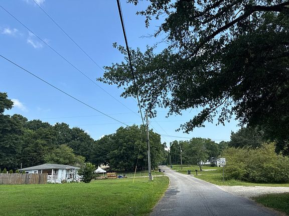 5th image of 302 Rooks Rd