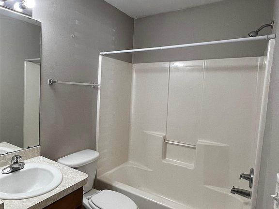 4th image of 6950 Woodley Dr #B