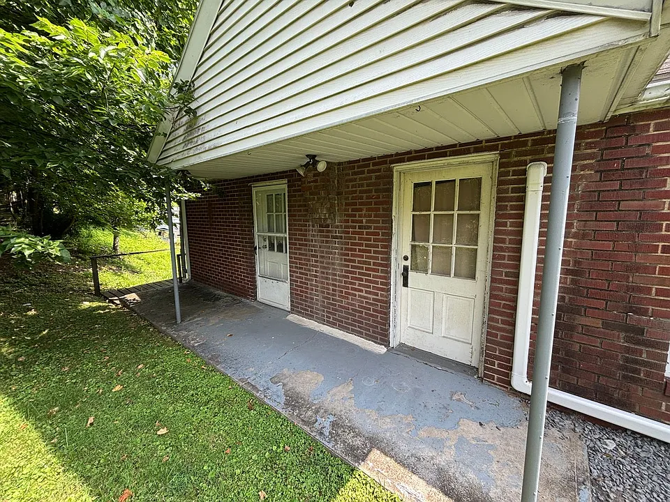 13 1/2 Dunkard Ave