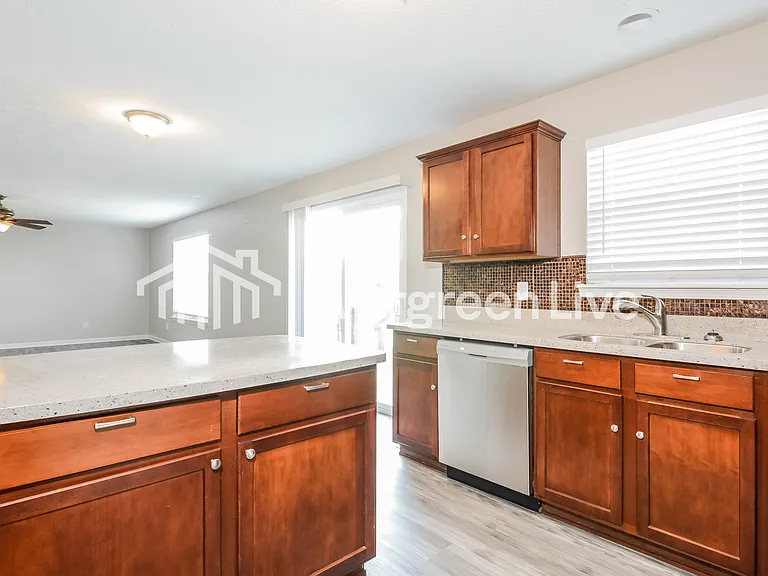1120 Sedgehill Ln — Photo 7