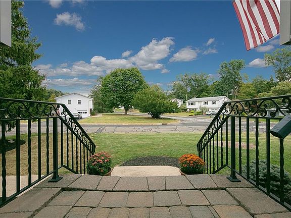4th image of 1 Ashwood Ln