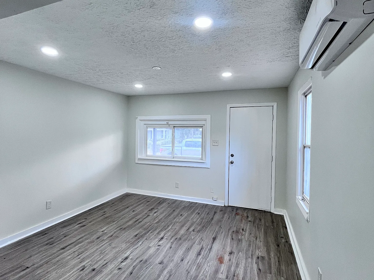 364 Woolfolk St — Photo 4