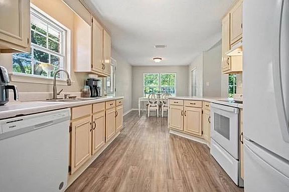 3rd image of 8653 Rosalene St E