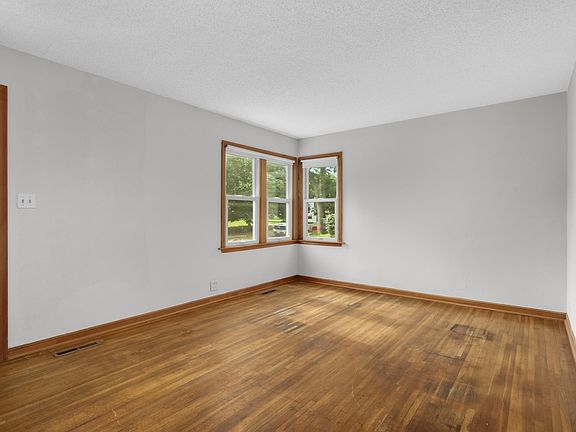 3rd image of 2840 Kentucky Ave S