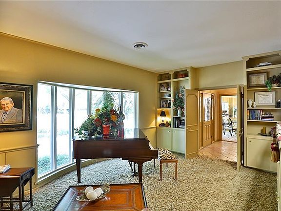 4th image of 2409 Shoreline Dr