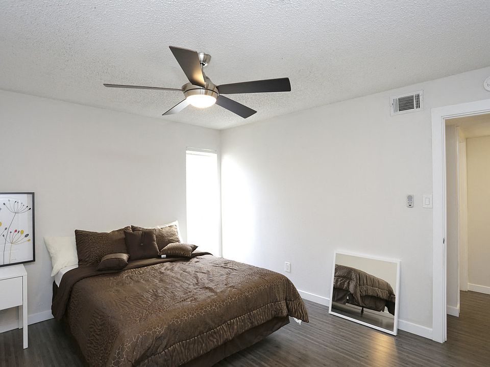Soco at Alpine bedroom with decor