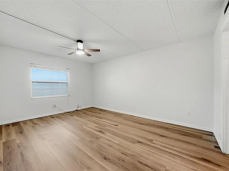 3821 N Oak Dr #J21 — Photo 11
