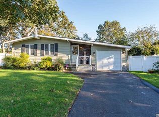 15 Dennis Dr, Ronkonkoma, NY 11779