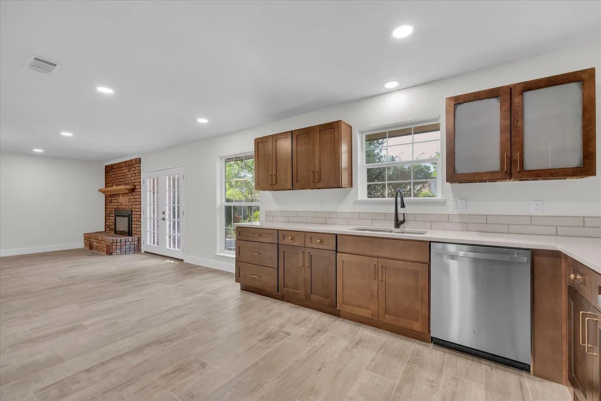 3 bed, 1449 sqft, $2,400 — Photo 3