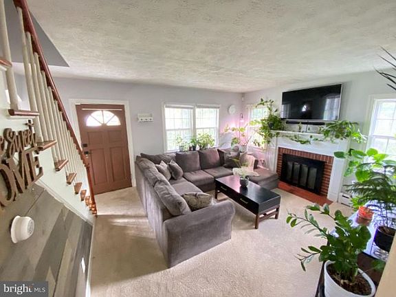 2nd image of 915 Park Ln
