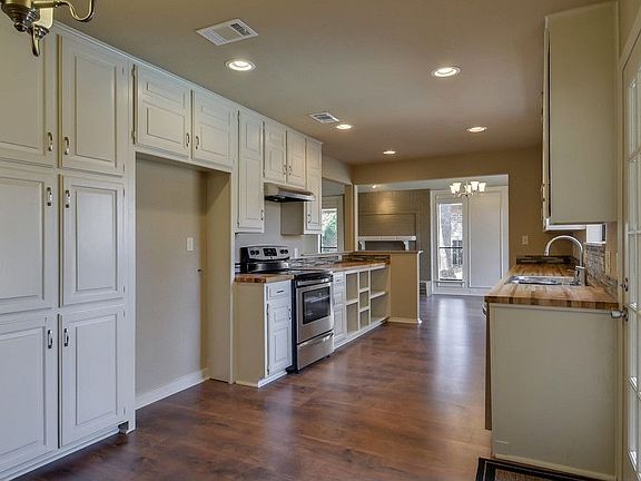 3rd image of 1205 River Oaks Dr