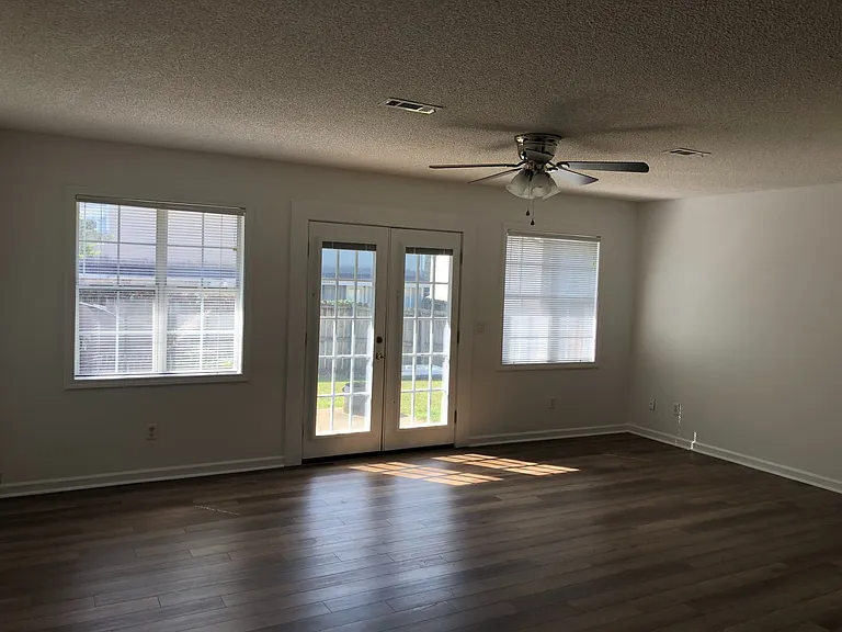 141 Commons Dr — Photo 2