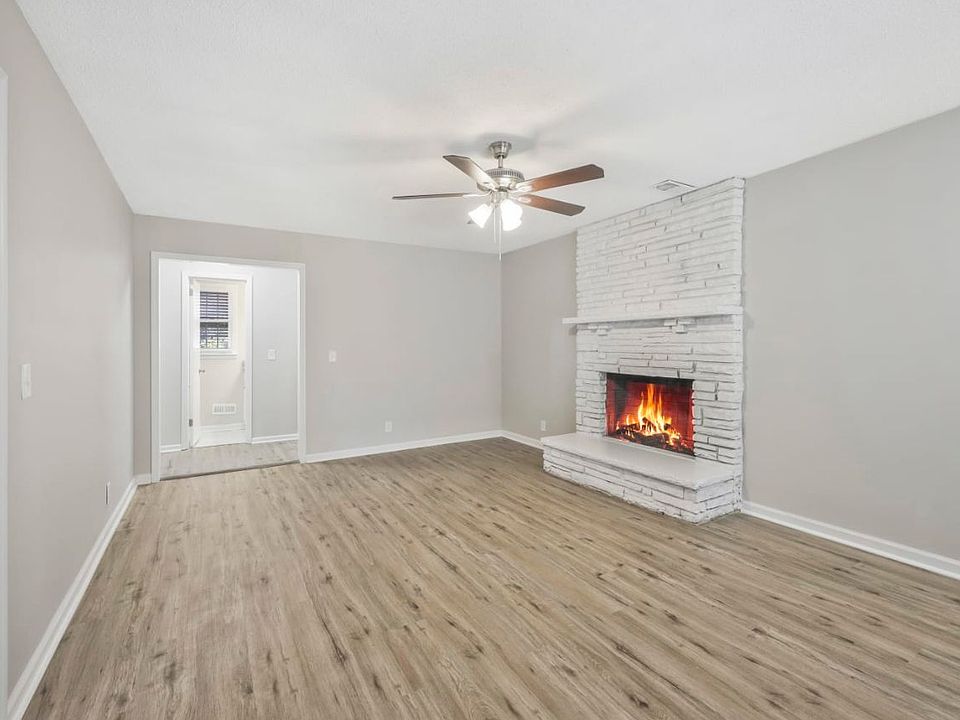 1st image of 114 Del Crest Dr