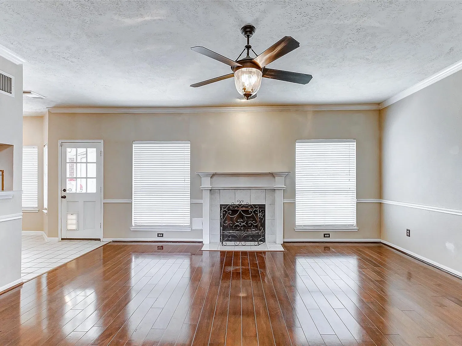 4 bed, 2.5 bath, 2909 sqft, $2,400 — Photo 4
