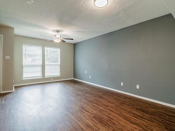 2 Bedroom, 1 bathroom. living room 
photo