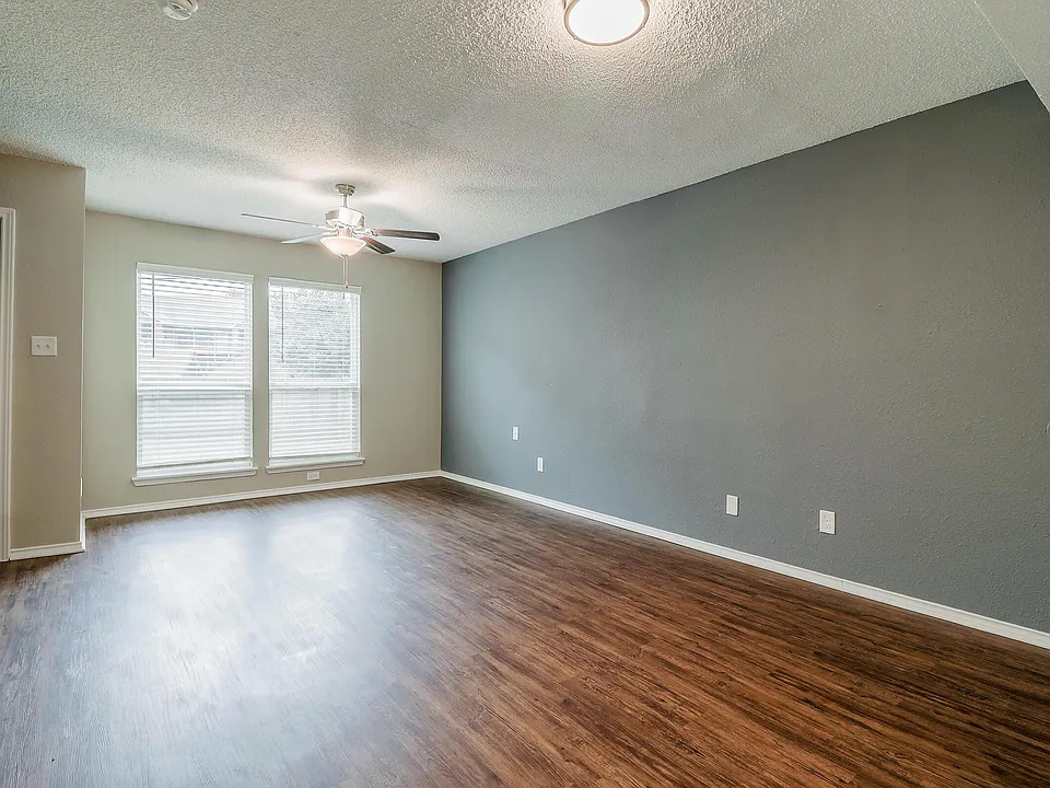2 Bedroom, 1 bathroom. living room 
photo