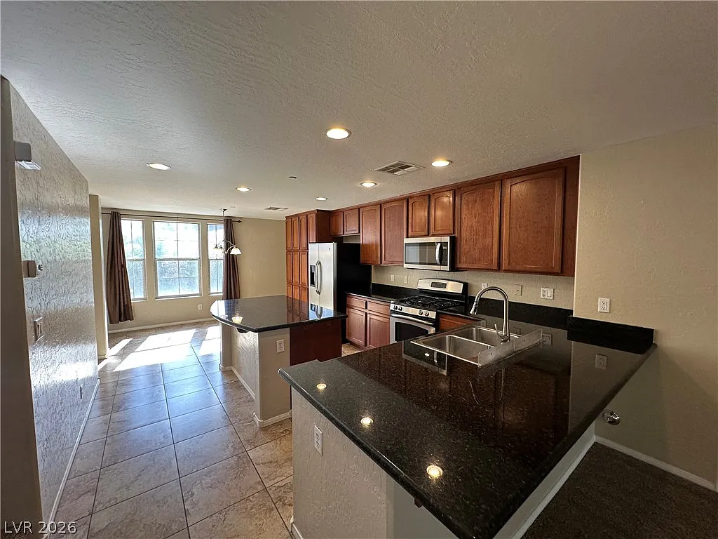 3 bed, 3.5 bath, 2366 sqft, $2,250 — Photo 2
