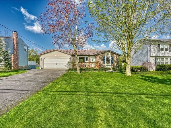 18 Ridgefield Dr, Churchville, NY 14428