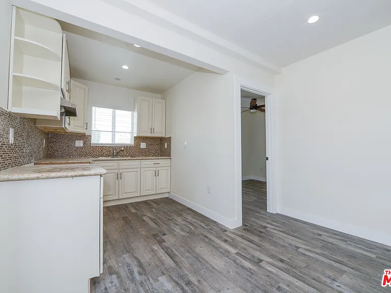 520 W 82nd St #524-1/4 — Photo 4