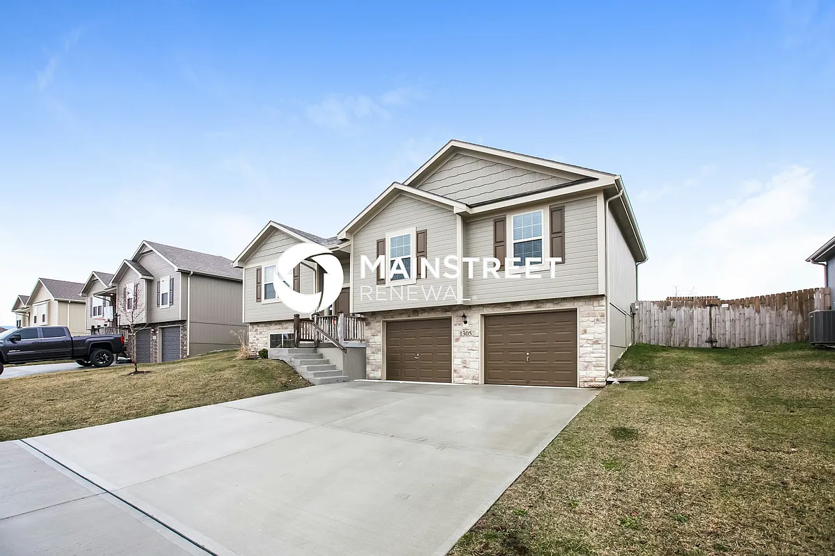 Front View - 1305 NW High View Dr