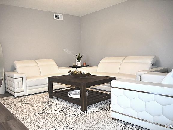 3rd image of 4366 Chateau De Ville Dr APT E