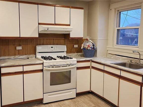 Well Lighted & Spacious 
Kitchen