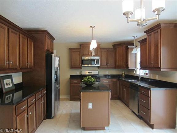 3rd image of 235 Bridgehampton Dr