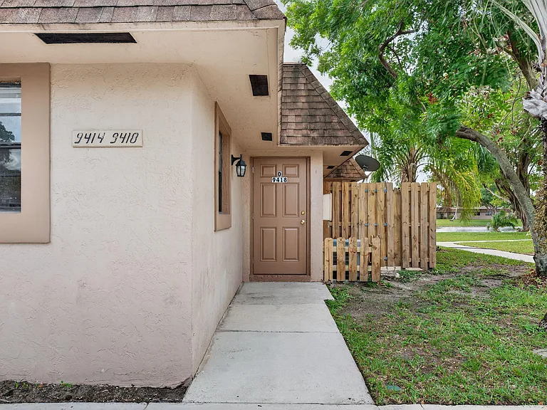 4983 NW 95th Ave — Photo 2