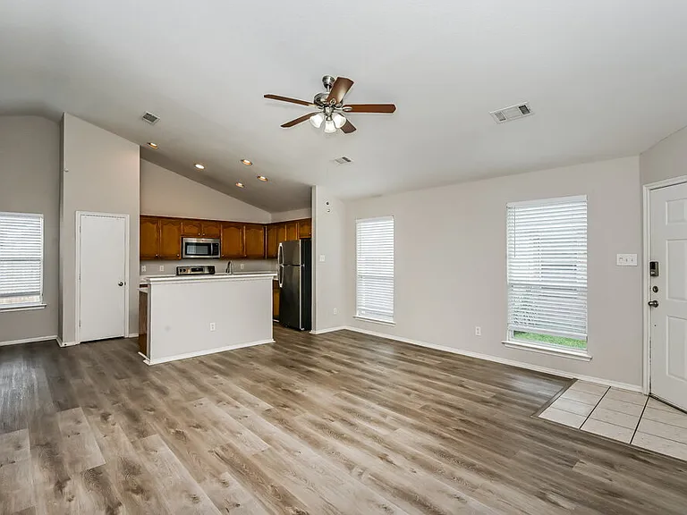 1108 Boxwood Dr — Photo 4