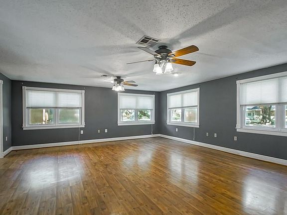 5th image of 205 Berkley Dr