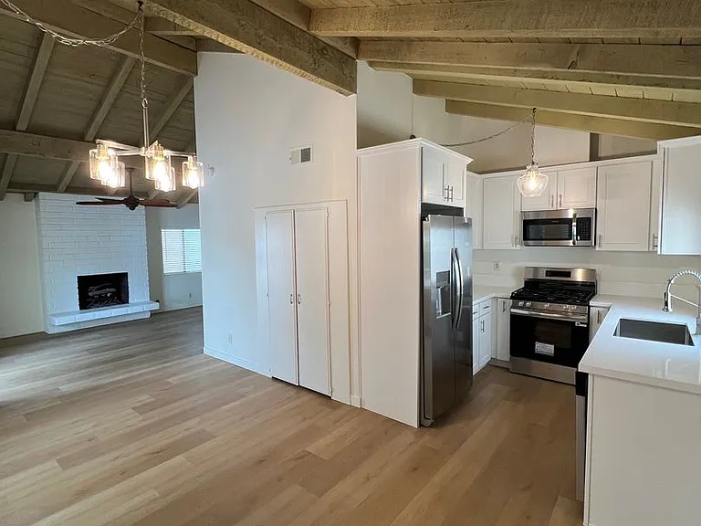 1505 E Balboa Blvd #B — Photo 2