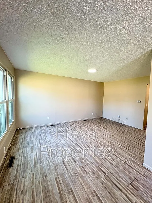 3 bed, 1.5 bath, 1200 sqft, $1,300 — Photo 2