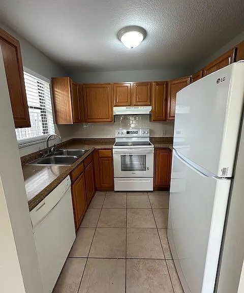 611 E Coast Ave #B — Photo 10
