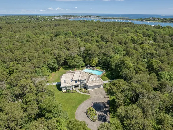 16 Witchwood Ln, Edgartown, MA 02539